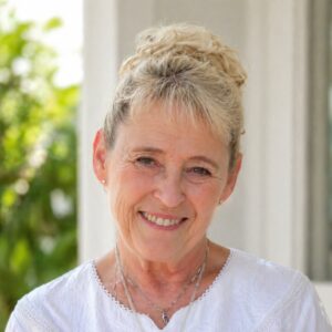 テリー・サイモンズ(Terrie Symons)